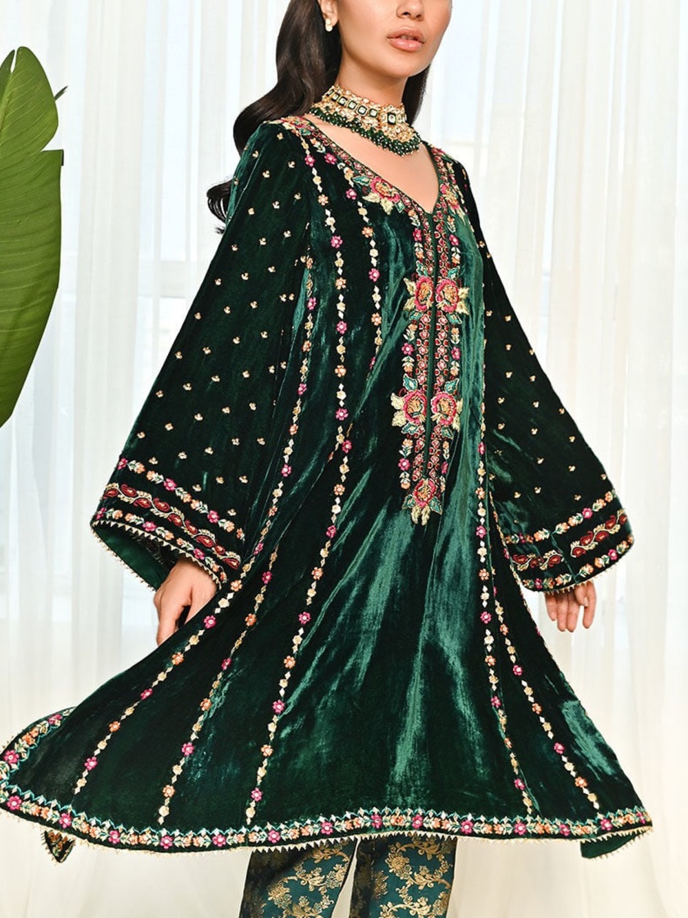 Ansab Jahangir Velvet Emerald Green 3 piece - Picture 2 of 4
